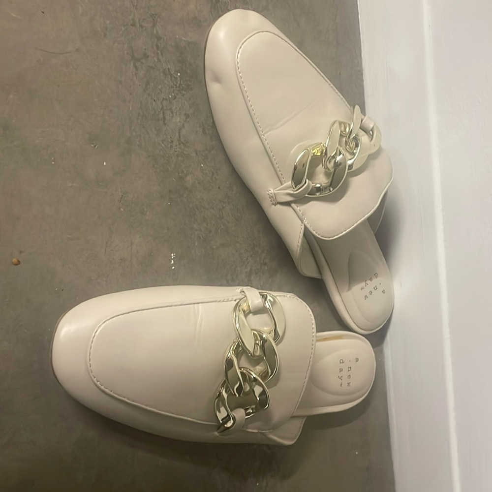 CREAM MULES W/ GOLD CHAIN